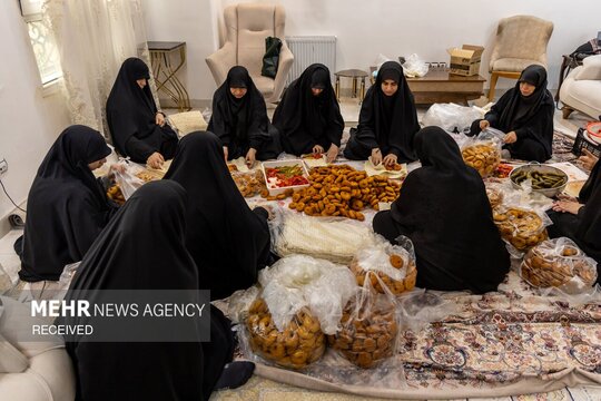 بانوان جهادگر در ایام‌ جنگ‌ تحمیلی رمضان‌ در حال آماده‌سازی افطاری و پذیرایی برای نیروهای امدادی، امنیتی و جهادی هستند.