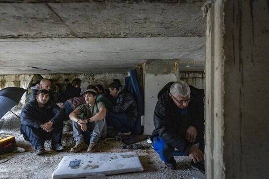 بدلیل نبود پناهگاه‌ در بخش‌ عمده‌ای از شمال و جنوب فلسطین اشغالی، بسیاری از صهیونیست‌ها مجبور به استفاده از مکان‌های همچون فضای زیر پل‌ها و لوله‌های فاضلاب شهر هستند.