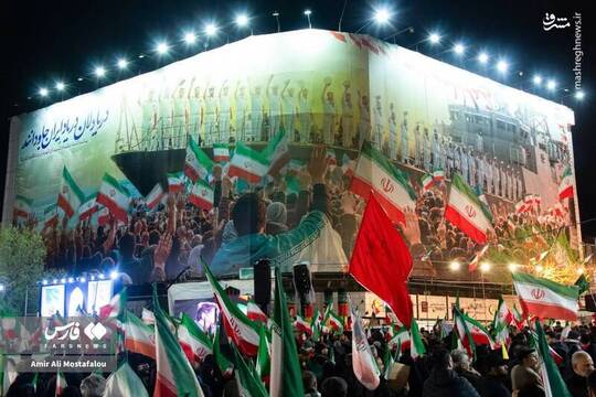 مردم تهران یکشنبه شب ۹فروردین، همانند روزهای گذشته با حضور پرشور و آگاهانه خود در میدان انقلاب ضمن «اعلام انزجار از جنایات اخیر دشمن صهیونیستی-آمریکایی» قاطعانه از نظام جمهوری اسلامی حمایت کردند.