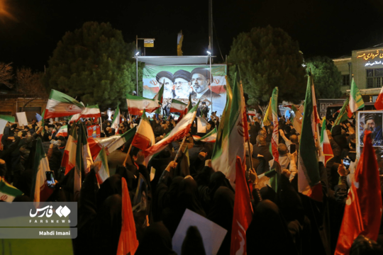 در خیابان‌های اهر، پرچم‌ها نه در باد که در میان دستانی می‌رقصند که شجاعت را از نیاکان به ارث برده‌اند.