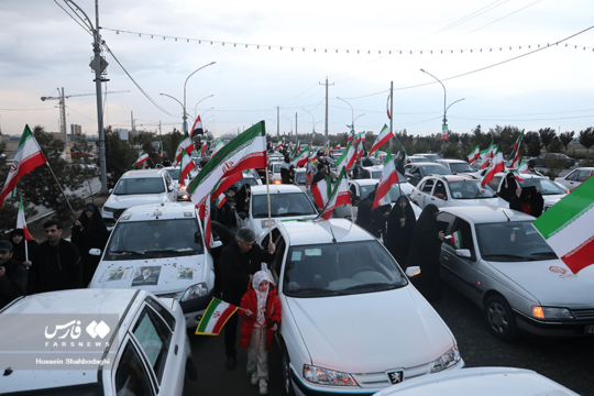به مناسبت فرارسیدن ۱۲ فروردین و روز جمهوری اسلامی ایران کاروان خودرویی مردم قم در بلوار آیینی پیامبر اعظم (ص) برگزار شد.