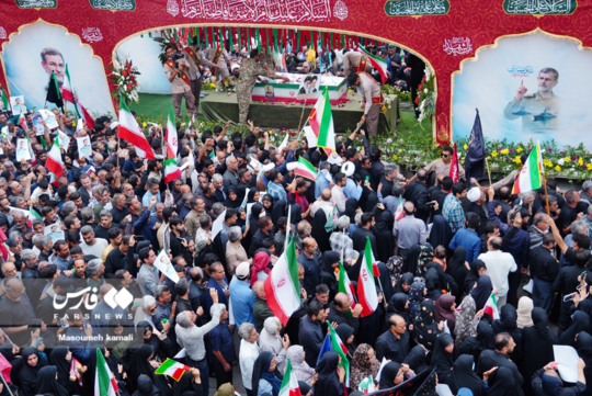پیکر مطهر سردار علیرضا تنگسیری، فرمانده نیروی دریایی در بندرعباس تشییع شد..