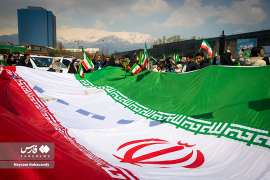 دوازدهمین مراسم اهتزاز پرچم جمهوری اسلامی ایران، همزمان با ۱۲ فروردین با اجتماع بزرگ مردمی در گذر فرهنگ برگزار شد.