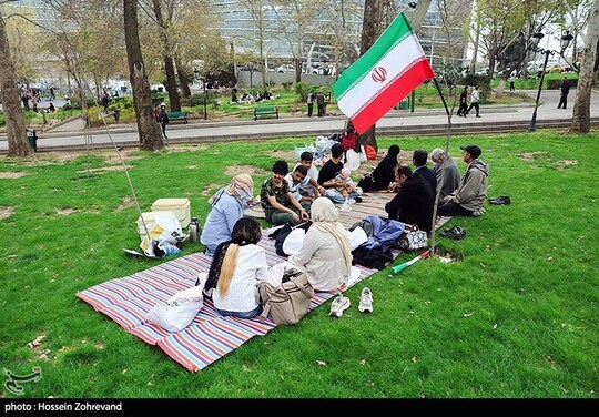 شهروندان تهرانی با توجه به شرایط حاکم بر کشور و تجاوز‌های وحشیانه آمریکایی ـ صهیونی، همزمان با روز طبیعت 1405 در پارک‌ها و بوستان‌های تهران حضور پیدا کردند.
