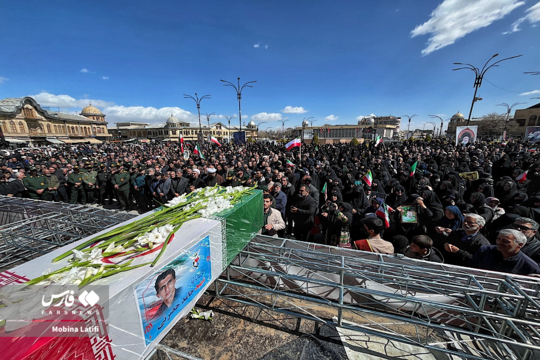 مراسم تشییع و خاکسپاری پیکر مطهر شهید والامقام حامد حضرتی از شهدای حمله دشمن آمریکایی_ صهیونی به پل B1 در میدان امام خمینی(ره) همدان با حضور مردم برگزار شد.