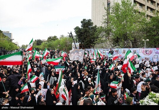 اجتماع کودکان و نوجوانان به همراه خانواده‌ها به مناسبت آیین چهلمین روز شهادت دانش‌آموزان میناب با عنوان به یاد پروانه‌های میناب در خیابان حجاب و در مقابل کانون پرورش فکری تهران برگزار شد.
