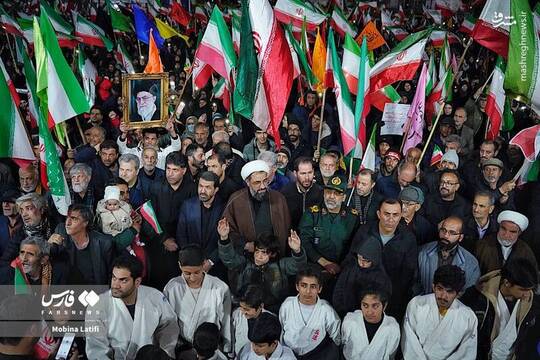ورزشکاران همدان با تجمع در میدان امام خمینی(ره) ضمن بیعت با رهبر معظم انقلاب، آیت‌الله سید مجتبی خامنه‌ای اعلام کردند که آماده جانفشانی برای پرچم مقدس جمهوری اسلامی ایران هستند.