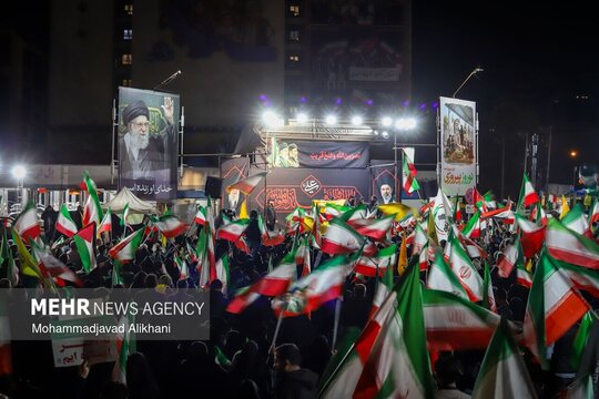 اقشار مختلف مردم برای خنثی کردن توطئه احتمالی دشمن صهیونی، همدل و هم‌صدا در چهلمین شب شهادت امامِ قائدِ شهید در میدان ونک تهران حاضر شدند.
