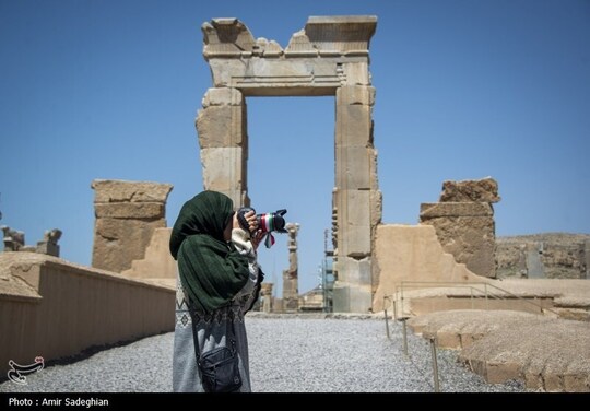 گردشگران در مجموعه جهانی تخت جمشید