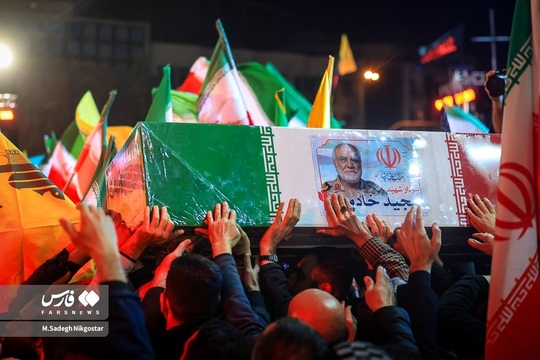 مراسم سوگواری اربعین رهبر شهید انقلاب حضرت آیت الله سید علی خامنه‌ای (ره) و مراسم وداع با پیکر سردار پاسدار شهید مجید خادمی، رئیس سازمان اطلاعات سپاه، در میدان انقلاب تهران برگزار شد.