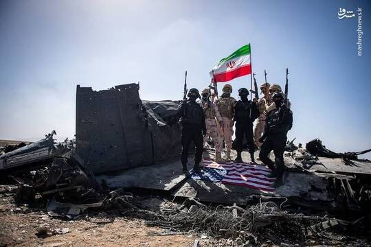 زیر پا گذاشتن پرچم آمریکا توسط سربازان جان بر کف ایران بر روی لاشه هواپیماها و بالگردهای آمریکایی که در اصفهان ساقط شدند.