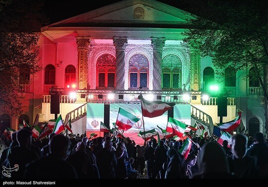 ویژه برنامه برای ایران می آییم با حضور مردم و هنرمندان در باغ فردوس تهران برگزار شد.