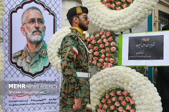 آیین بزرگداشت چهلمین روز شهادت یار صدیق رهبر شهید انقلاب اسلامی و رئیس دفتر فرماندهی کل قوا، سردار سرلشکر بسیجی شهید محمد شیرازی عصر روز دوشنبه در مسجد امام صادق (ع) تهران برگزار شد.