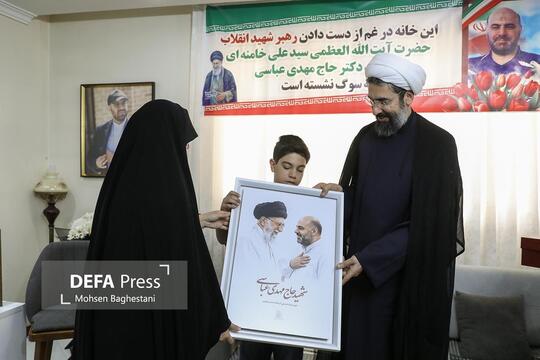 حجت‌الاسلام مصطفی رستمی رئیس نهاد نمایندگی رهبری در دانشگاه‌ها، تعدادی از اعضای دفتر حفظ و نشر آثار رهبر شهید انقلاب اسلامی و اصحاب رسانه با حضور در منزل شهید دکتر حاج مهدی عباسی، به این خانواده معزز ادای احترام کردند.