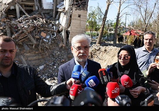 دکتر حسین سیمایی صراف، وزیر علوم، تحقیقات و فناوری، صبح روز چهارشنبه از پژوهشگاه هوافضا بعد از حمله آمریکا و اسرائیل بازدید کرد.