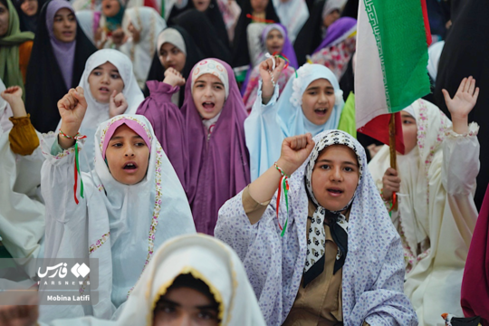حسینیه امام خمینی(ره) همدان به مناسبت میلاد باسعادت حضرت معصومه(س) و روز دختر شاهد حضور پرشور دختران برای اقامه‌ نماز جمعه بود.