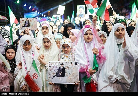 اجتماع دختران کشور دوست به یاد «جشن فرشته ها» شامگاه یکشنبه 30 فروردین همزمان با ولادت حضرت معصومه(س) و به مناسبت روز دختر، با حضور پرشور دختران تهرانی در تقاطع خیابان کشور دوست برگزار شد.