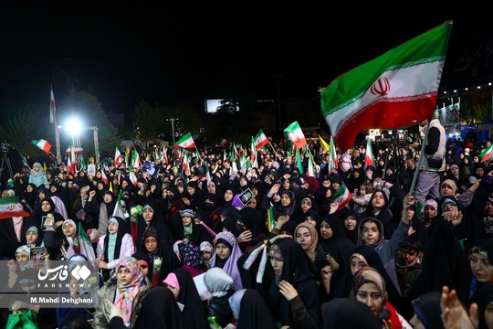 مراسم ریحانه های مقاومت گرامیداشت مقام حضرت معصومه (س) و یادبود شهدای دختر جنگ تحمیلی سوم  شامگاه یکشنبه با حضور پرشور مردم در میدان ونک برگزار شد.
