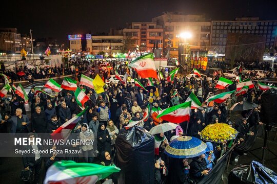 شامگاه دوشنبه ۳۱ فروردین مردم تهران همزمان با دیگر نقاط کشور با حضور در خیابان‌ها و میادین اصلی شهر ضمن گرامیداشت یاد رهبر شهید و بیعت با حضرت آیت الله سید مجتبی خامنه‌ای حمایت خود را از مدافعان وطن اعلام کردند.