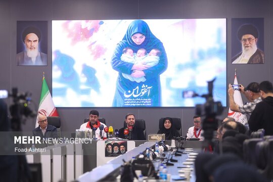 آیین تجلیل از کادر امداد و سلامت صبح اول اردیبهشت با حضور پیر حسین کولیوند رئیس سازمان جمعیت هلال احمر برگزار شد.