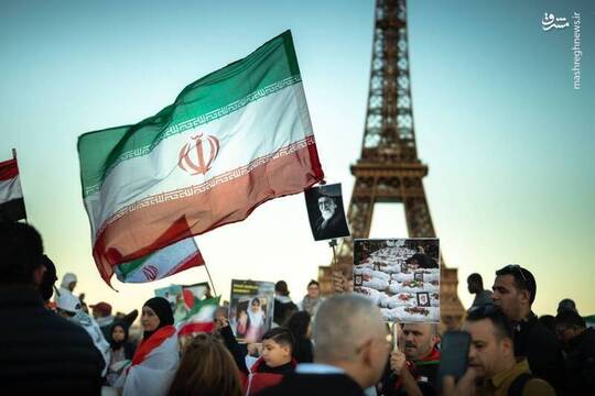 حامیان ایران در پاریس فرانسه یاد شهدای ایران به ویژه کودکان میناب و لبنان را گرامی داشتند و پرچم ایران عزیز را در کنار برج ایفل برافراشتند.