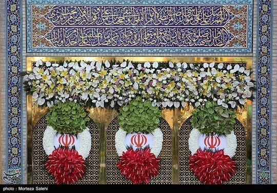 گل آرایی سقاخانه و پنجره فولاد حرم رضوی به مناسبت دهه کرامت