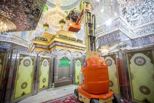 در آستانه ولادت پر سر سعادت علی ابن موسی الرضا علیه‌السلام ضریح نورانی سیدالشهدا توسط خادمان عتبه حسینی گل‌آرایی شد.