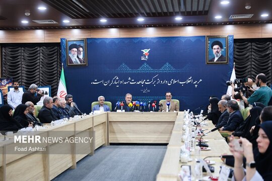 آیین تجلیل از خانواده شهدای هلال احمر عصر روز چهرشنبه با حضور سید احمد موسوی رئیس بنیاد شهید و امور ایثارگران و خانواده معزز شهدا برگزار شد.