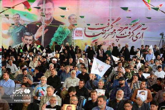 مراسم چهلمین روز شهادت دریابان علیرضا تنگسیری، فرمانده شهید نیروی دریایی سپاه پاسداران انقلاب اسلامی در گلزار شهدای آبادان برگزار شد.