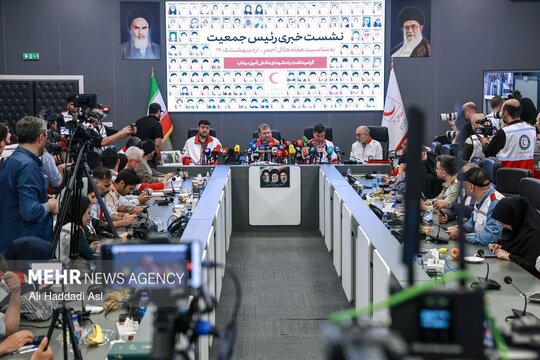 نشست خبری پیرحسین کولیوند، رئیس جمعیت هلال‌احمر به مناسبت هفته هلال، با حضور خبرنگاران داخلی و خارجی در ساختمان صلح این جمعیت برگزار شد.