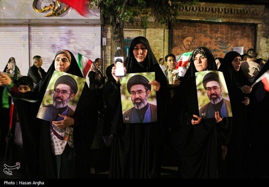 تمثال مبارک رهبر معظم انقلاب اسلامی در دستان زنجانی ها نشان از آن دارد که ملت قهرمان ایران با ایشان هم همانند پدربزرگوارشان بیعت عاشورایی کرده اند.