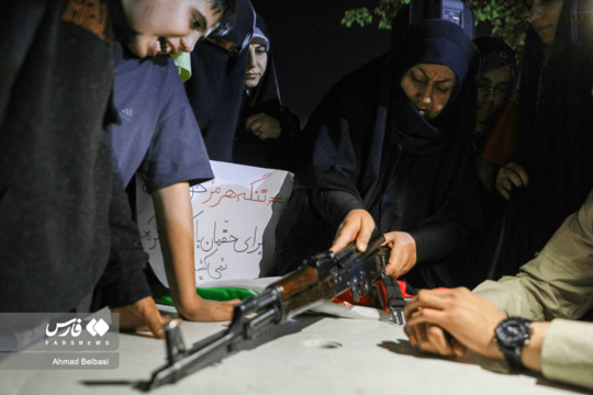 تجمع شبانه مردمی در میدان امام رضا (ع) نارمک با حضور با شکوه مردم برگزار شد. در این تجمع، کار با سلاح به مردان، زنان، نوجوانان پسر و دختر به همت پایگاه های بسیج آموزش داده شد.
