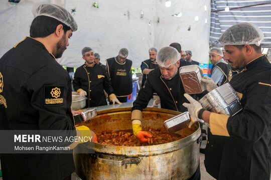 اولین مرحله از طبخ غذای نذری عتبه علوی برای آسیب دیدگان جنگ رمضان، ظهر یکشنبه ۲۰ اردیبهشت در یکی از هتل‌های تهران برگزار شد.