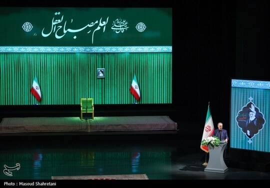 دومین آیین «امین ایران» به یاد رهبر شهید انقلاب، عصر روز دوشنبه 21 اردیبهشت با حضور سید عباس صالحی، وزیر فرهنگ و ارشاد اسلامی و سید ستار هاشمی، وزیر ارتباطات در تالار وحدت برگزار شد.