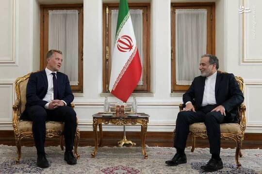 آندریاس کراویک معاون وزیر امور خارجه نروژ که برای رایزنی با مقام‌های کشورمان به تهران سفر کرده است روز سه‌شنبه با سید عباس عراقچی وزیر امور خارجه دیدار کرد.