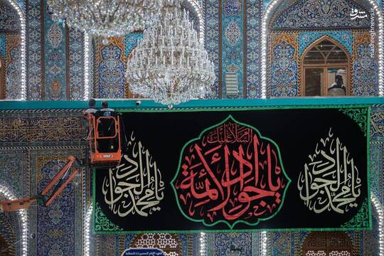 به مناسبت فرا رسیدن ایام شهادت امام جواد(ع) کتیبه‌های شهادت آن حضرت در حرم امام حسین(ع) نصب شد.