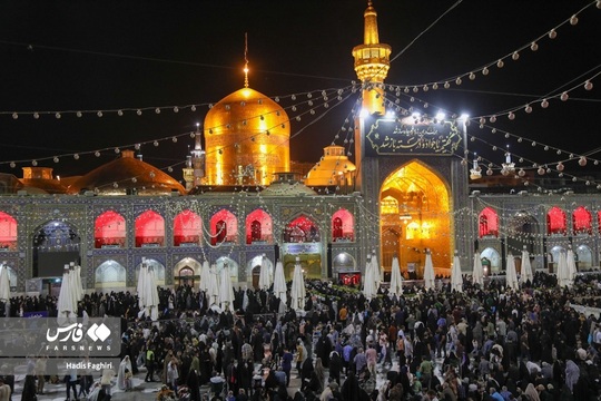 حرم مطهر رضوی در شب شهادت امام جوادالائمه علیه السلام میزبان هزاران زائر و مجاوری است که برای عرض تسلیت به محضر امام هشتم مشرف می‌شوند.