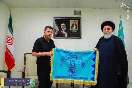 امیر قلعه‌نویی سرمربی تیم ملی فوتبال ایران پیش از عزیمت به مسابقات جام جهانی به آستان مقدس مسجد جمکران مشرف شد و با حجت الاسلام والمسلمین اجاق نژاد تولیت این آستان مقدس دیدار و گفتگو کرد.