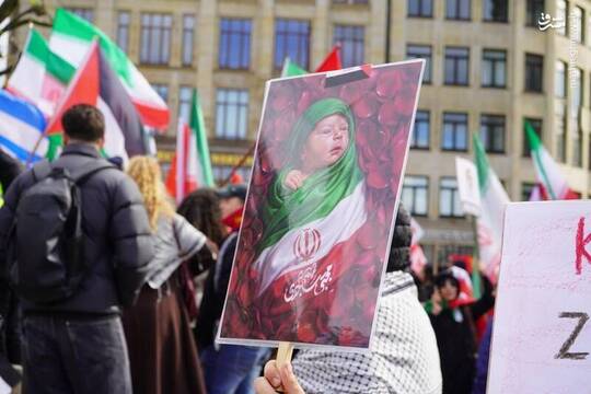 وطن پرستان مقیم هامبورگ آلمان در حمایت از ایران دست به تظاهرات زدند.