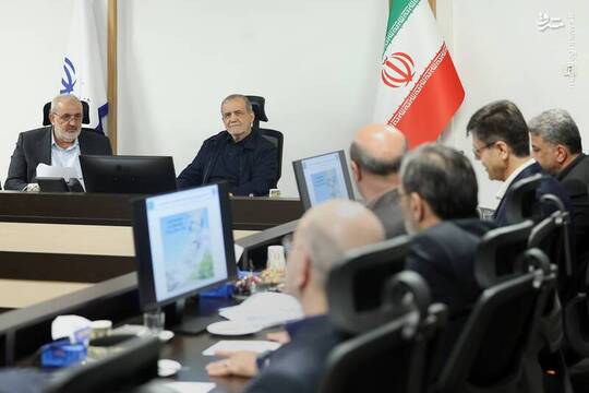 مسعود پزشکیان رئیس جمهوربا حضور در وزرات‌خانه‌های کار و نیرو با مدیران این مجموعه‌ها دیدار و گفت‌وکو کرد.