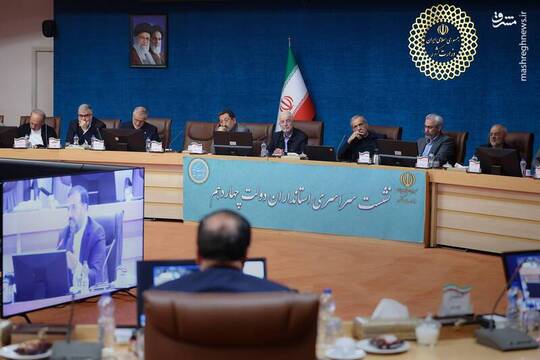 مسعود پزشکیان رئیس جمهور با حضور در وزرای کشور و نفت با استانداران سراسر کشور و مدیران وزارت نفت دیدار کرد.