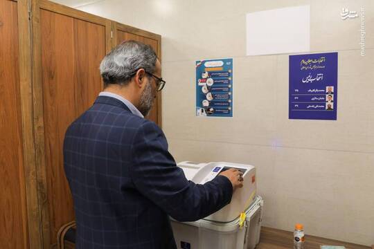 نمایندگان مجلس شورای اسلامی با حضور در مجلس در جریان انتخابات هیأت رئیسه اجلاسیه سوم دوره دوازدهم ترکیب جدید هیأت رئیسه را مشخص کردند.
