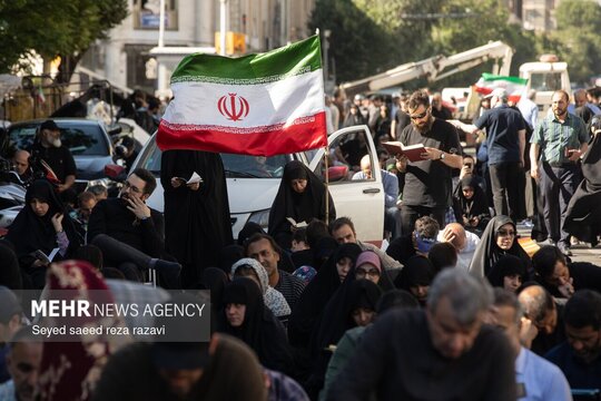 مراسم قرائت دعای روز عرفه در حسینیه صنف لباس‌فروشان تهران