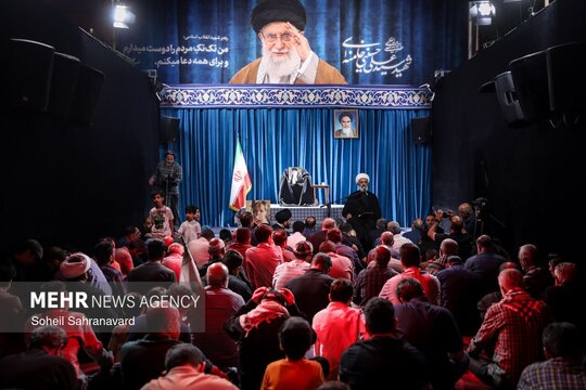 مراسم مناجات و توسل به امام زمان(عج) در سوگ رهبر شهید انقلاب، شامگاه جمعه با سخنرانی حجت‌الاسلام کاظمی و مداحی محمدرضا طاهری در رواق کشوردوست برگزار شد.