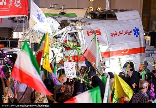 اجتماع تهرانی ها امشب در میدان ولیعصر (عج) همراه با گرامیداشت یاد شهید اورژانس علی عبدالهی و گلباران آمبولانس آسیب‌دیده در عملیات امدادرسانی به بیت رهبری برگزار شد.