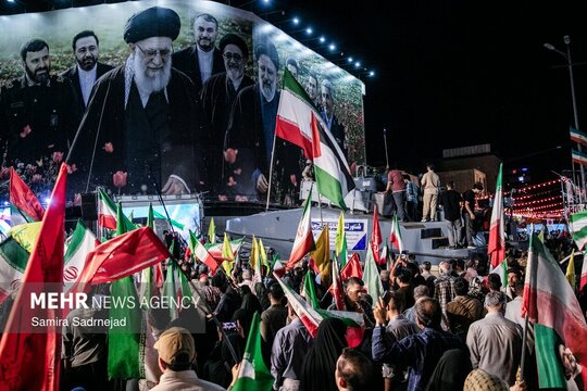 شناور تندرو هجومی ۲۷ رجب شامگاه شنبه در نودمین شب از تجمعات مردمی در میدان انقلاب اسلامی تهران همراه با سخنرانی وزیر فرهنگ و ارشاد در جمع ملت انقلابی ایران رونمایی شد.