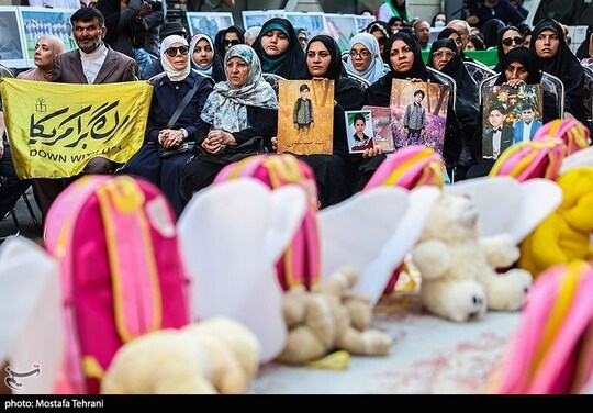 یادبود شهدای کودک قربانی تروریسم و جنگ همزمان با روز جهانی ،کودکان بیگناه قربانی تهاجم با حضور خانواده های شهدای مدرسه شجره طیبه میناب مقابل دفتر یونیسف در تهران برگزار شد.