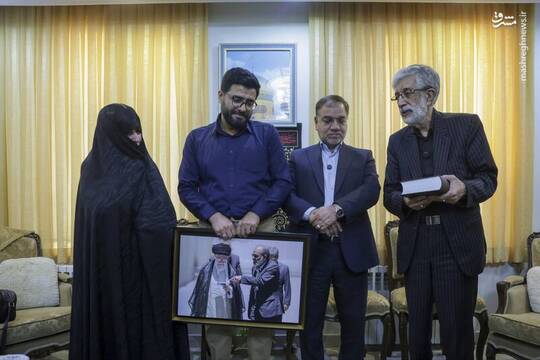 دیدار حدادعادل با خانواده شهیدان خاجی و صاحبدل