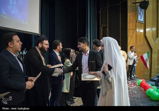 جشن ازدواج 100 زوج جوان شیرازی با نام وصال شیرین همزمان با میلاد امام موسی کاظم (ع)، عصر روز شنبه با حضور مسئولین استان فارس در تالار حافظ شیراز برگزار شد.
