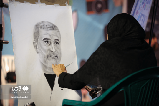 مردم کرمان امشب و در صد و دومین شب از شب‌های اقتدار، وفادارانه به میدان آزادی آمدند، هنرمندان کرمانی نیز صحنه‌های زیبایی رقم زدند.